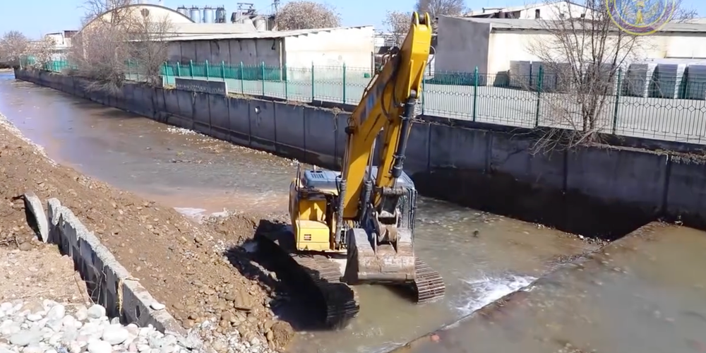 За две недели в Бишкеке расчистили 2.4 тысячи метров русла реки Ала-Арча изображение публикации