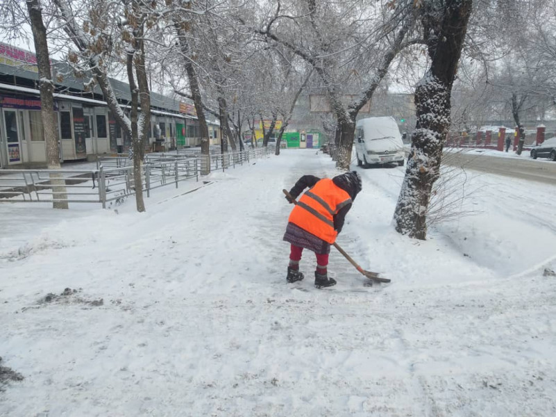 Мэр Бишкека наказал подчиненных за некачественную уборку снега изображение публикации