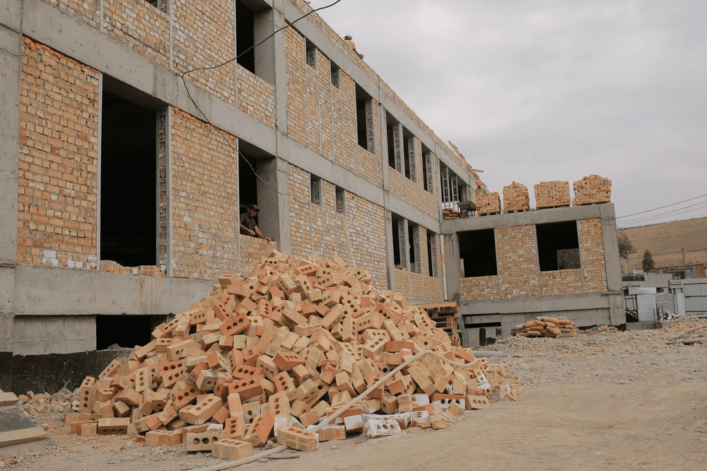 С начала года Госстрой построил и отремонтировал объекты на 11.6 млрд сомов изображение публикации