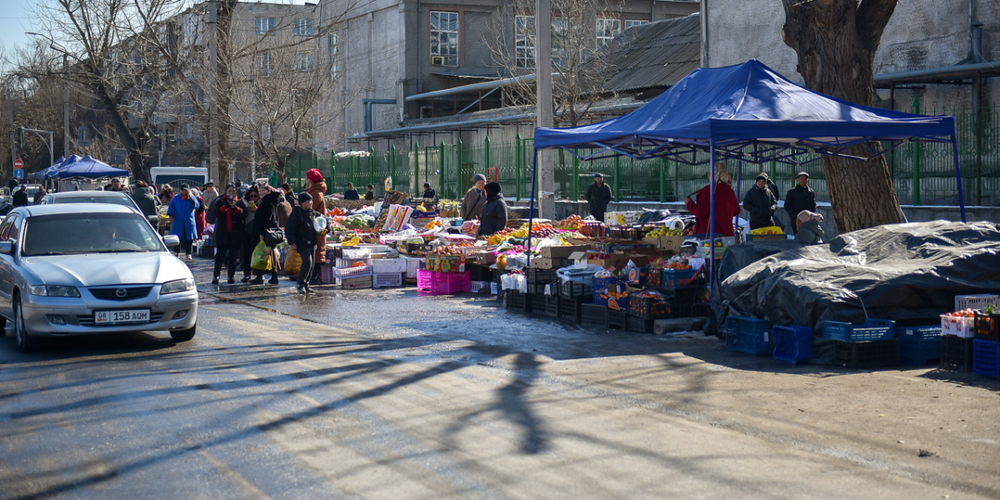 Мэрия Бишкека выдвинула ультиматум – очистить Ошский рынок от стихийной торговли за неделю изображение публикации