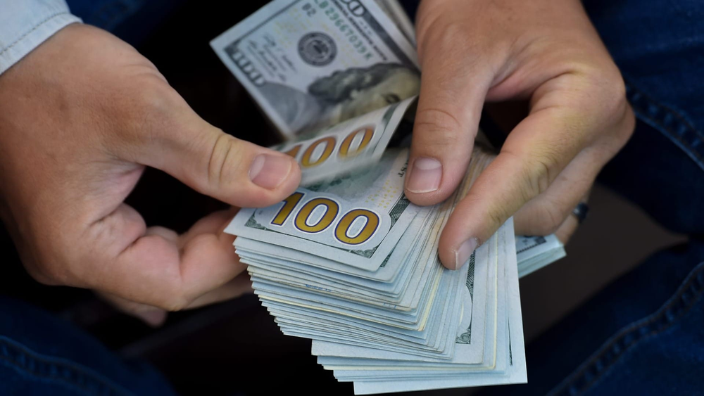 Сколько стоят доллар, евро и рубль 26 марта — обменный курс в Бишкеке изображение публикации