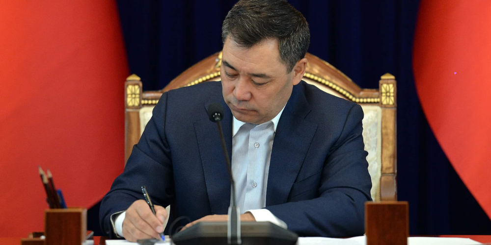 За оскорбления и клевету в КР теперь будут штрафовать – Жапаров подписал закон изображение публикации