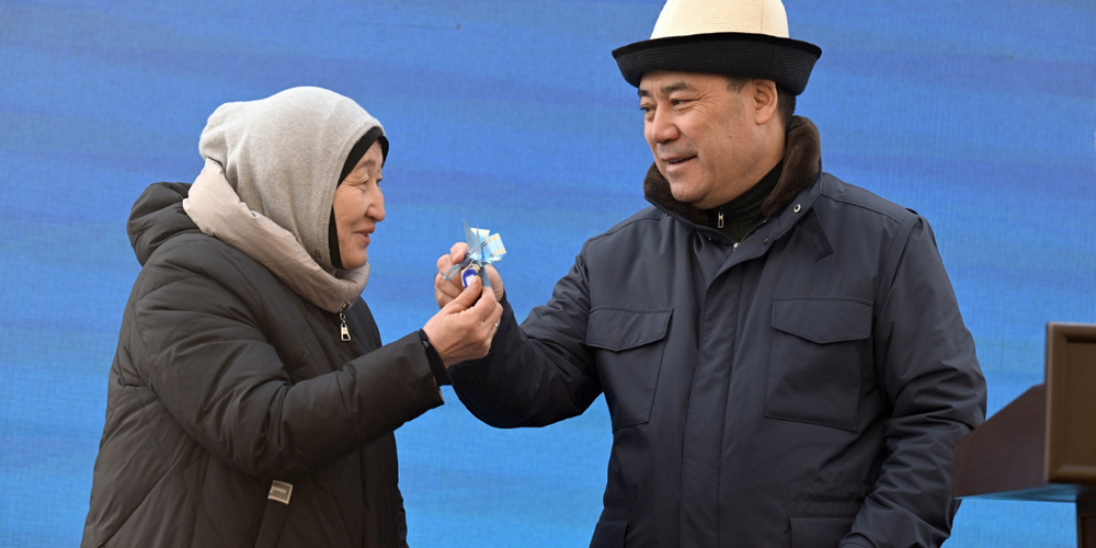 Жапаров вручил гражданам ключи от квартир в жилом комплексе «Мурас» изображение публикации