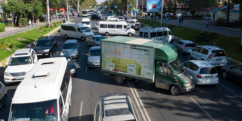 В Бишкеке хотят ограничить движение грузовиков в часы пик для борьбы с пробками изображение публикации