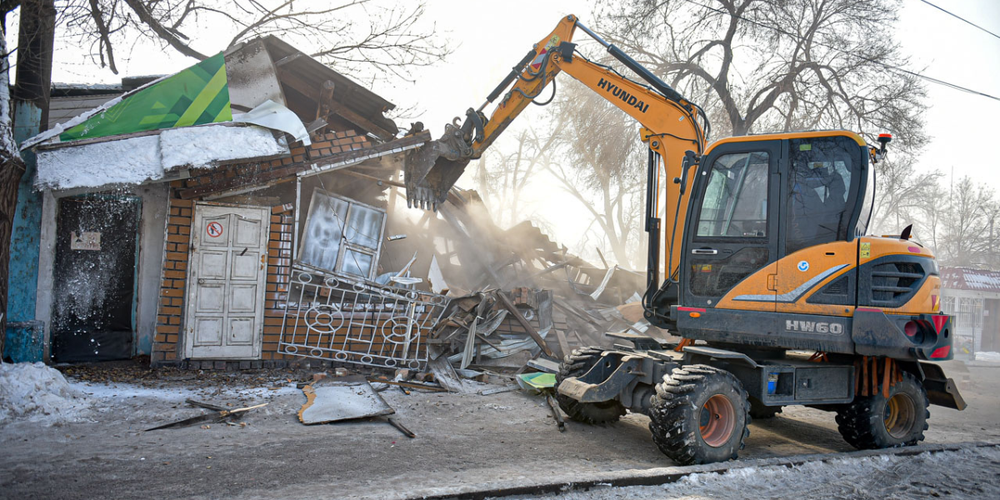 Мэрия Бишкека демонтировала незаконные объекты на проспекте Жибек Жолу изображение публикации
