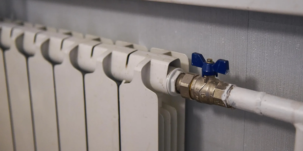 На проспекте Чуй в Бишкеке обнаружили утечку горячей воды – дома поблизости отключили от отопления изображение публикации