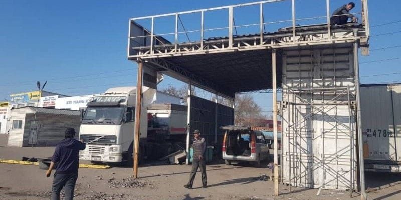 На объездной дороге близ Бишкека демонтируют незаконные объекты для ее расширения — фото изображение публикации