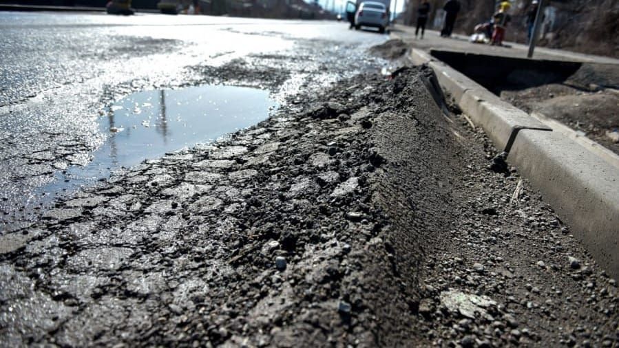 Мэрия Бишкека потребовала с подрядчика вернуть деньги за плохой ремонт улицы Ауэзова изображение публикации