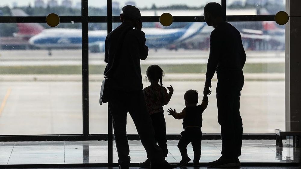 Кыргызстанцы в Южной Корее, Японии и ОАЭ смогут дистанционно оформлять доверенность на выезд детей изображение публикации