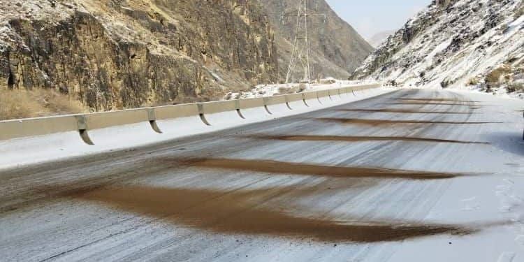 Минтранс расчищает снег на дорогах из Бишкека в Ош, Нарын и Торугарт изображение публикации