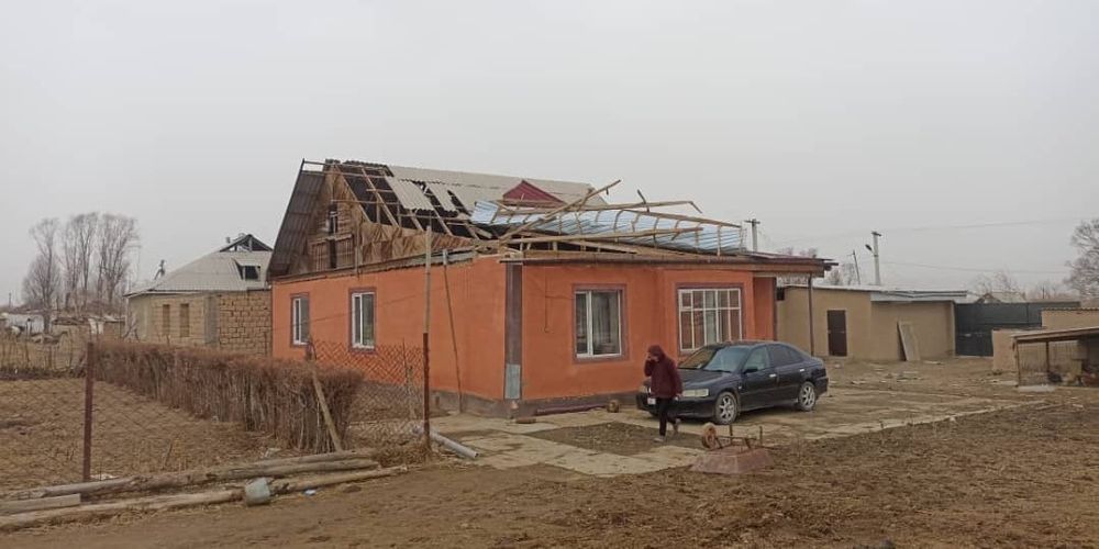 В Ат-Башинском районе сильный ветер сорвал крыши домов, складов и хозпостроек изображение публикации
