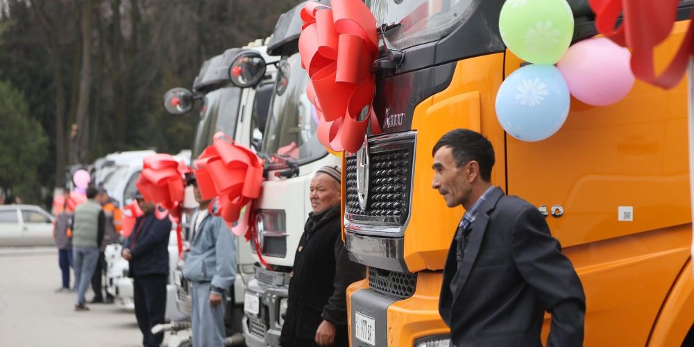 Коммунальщики и соцслужбы Оша получили 10 единиц новой спецтехники изображение публикации