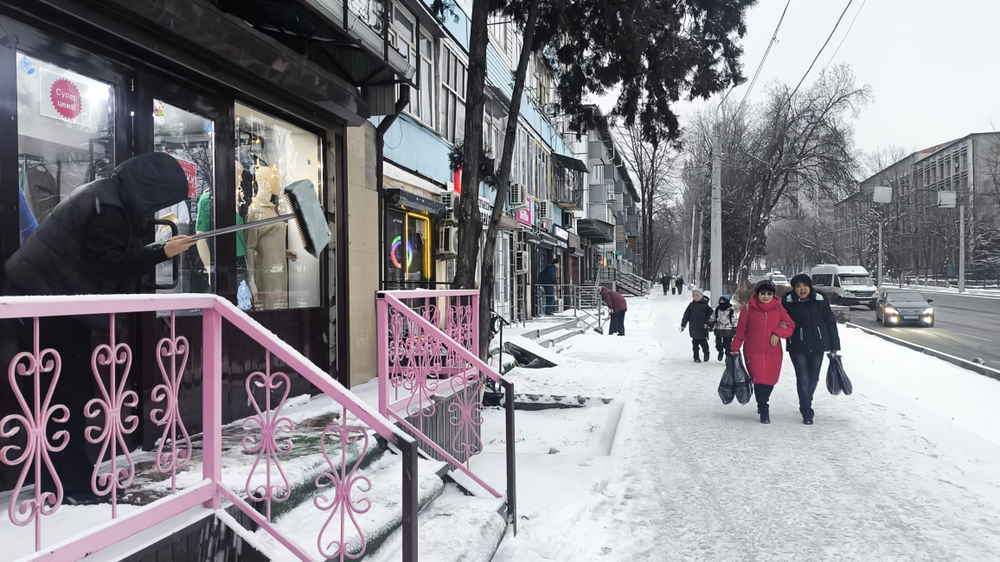 В Бишкеке 150 организаций получили предписания за неубранный снег изображение публикации