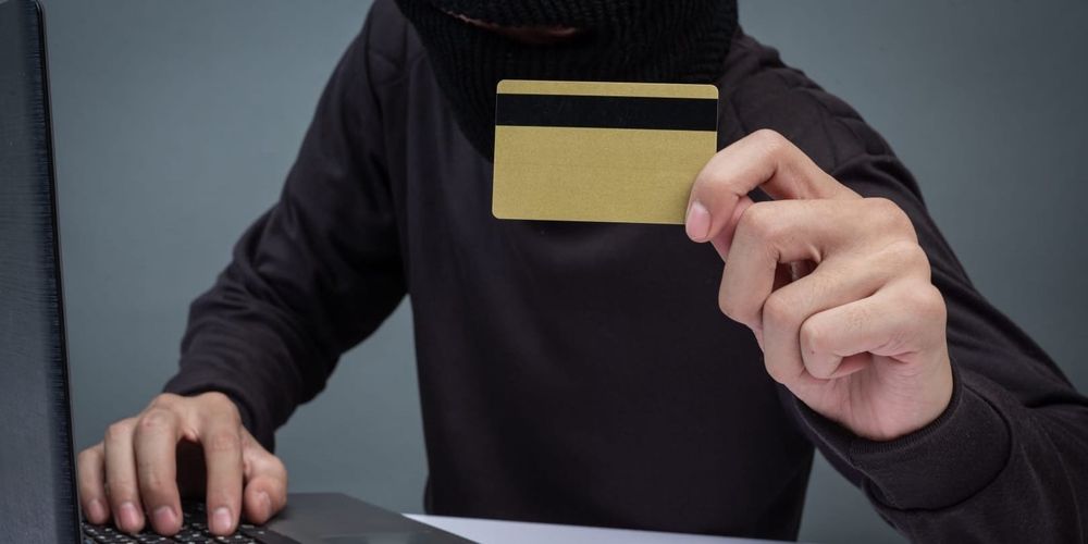 Почему банки не несут ответственность за мошенничество? Бекешев требует ответных мер изображение публикации