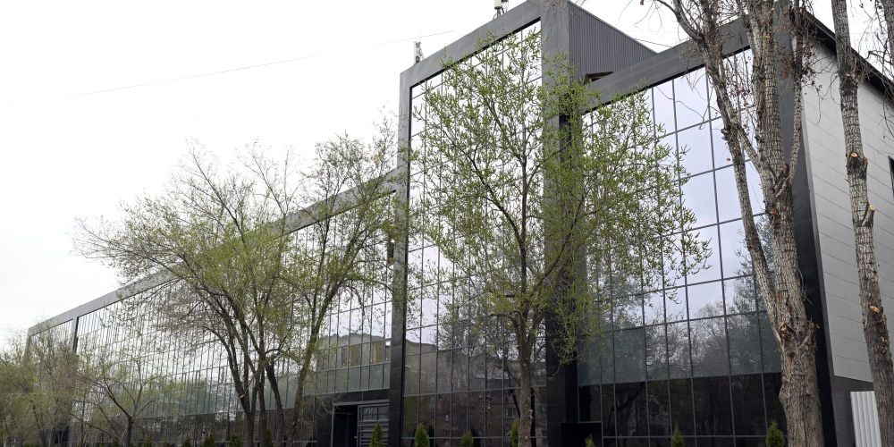 Садыр Жапаров открыл новое здание госучреждения «Кызмат» — офис с душем, намазканой и open space изображение публикации