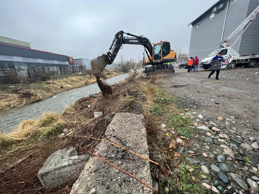 В Бишкеке проводят масштабную очистку русла реки Ала-Арча изображение публикации