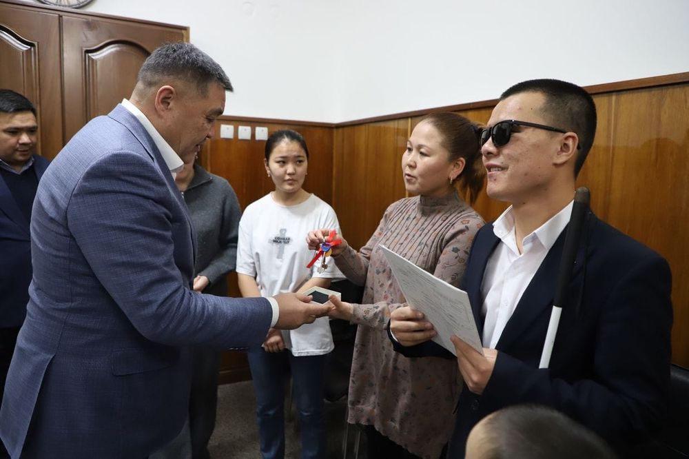 Глава ГКНБ помог нуждающейся семье с жильем – ей выделили двухкомнатную квартиру изображение публикации