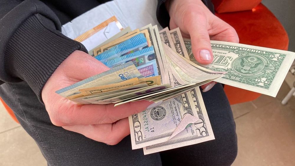 В Оше оштрафовали нелегальных валютчиков на КПП «Достук» изображение публикации