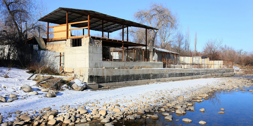 В Оше выявили незаконное строительство зоны отдыха «Мол Булак» в русле реки Ак-Буура изображение публикации