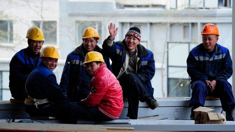 Кыргызстанцам за рубежом вернули 2.6 млн сомов невыплаченных зарплат изображение публикации