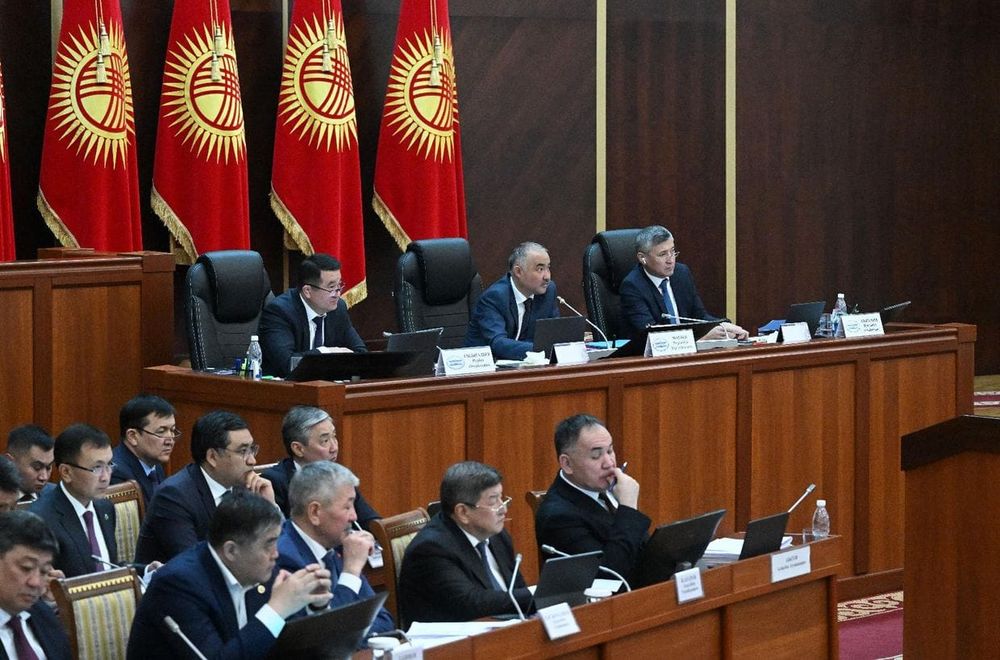 Бюджет 2025 года с профицитом в 26 млрд сомов принят парламентом изображение публикации