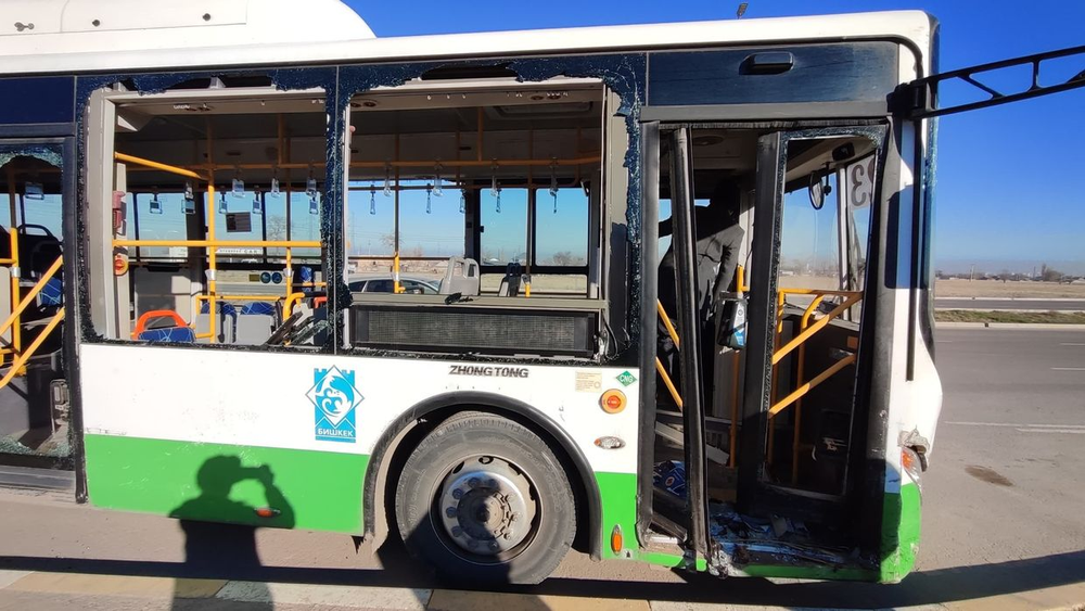 В Бишкеке автобус столкнулся с легковым автомобилем: пострадали восемь человек — видео изображение публикации