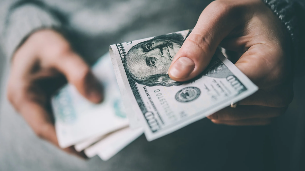 Доллар слегка просел, евро растет — курс валют на Моссовете и в банках 1 апреля изображение публикации