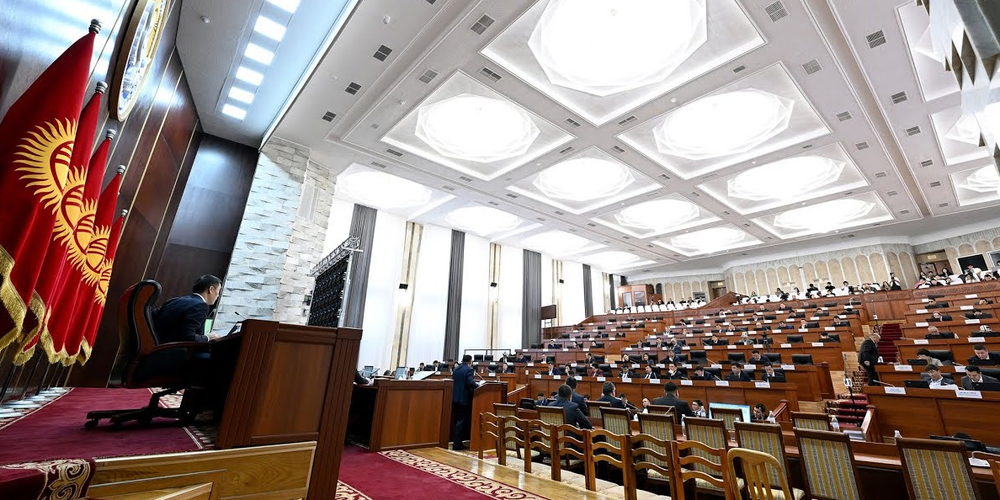 Парламент Кыргызстана одобрил новую систему выборов в ЖК: Бекешев обозначил риски закона изображение публикации