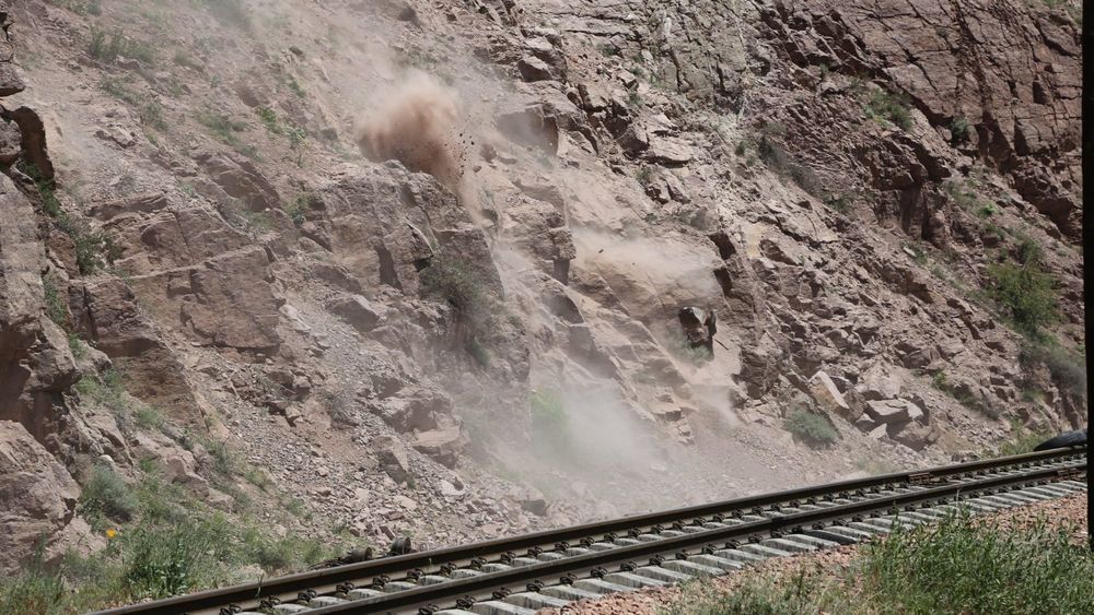 В Боомском ущелье на два дня ограничат движение по трассе – будут спускать камни изображение публикации