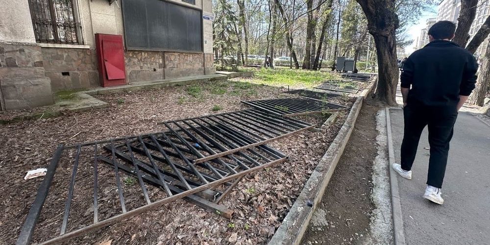 В Бишкеке демонтировали 500 метров незаконных заборов на центральных улицах изображение публикации