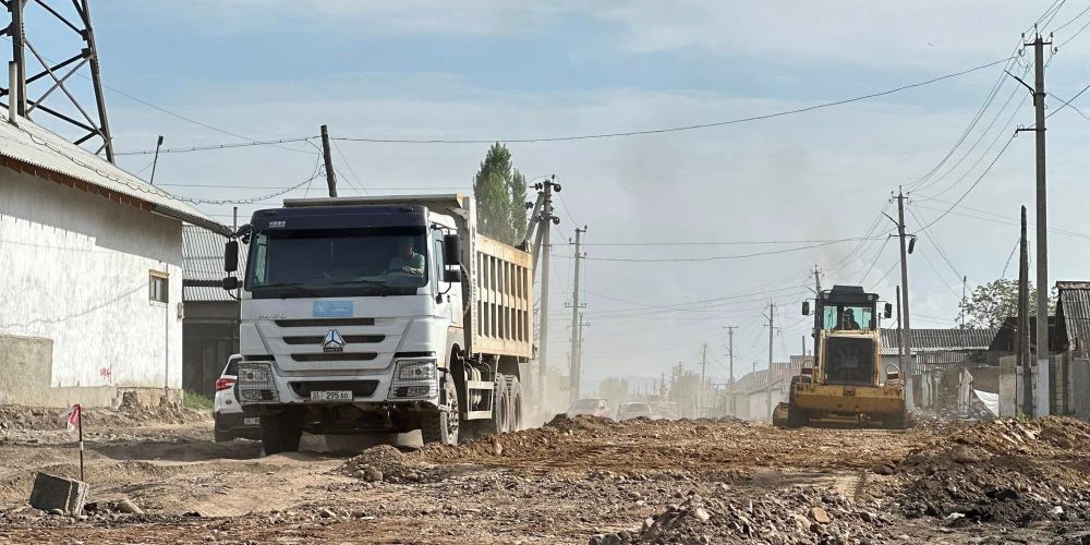 На трассе Джалал-Абад – Бек-Абад – Таможня укладывают новый асфальт изображение публикации