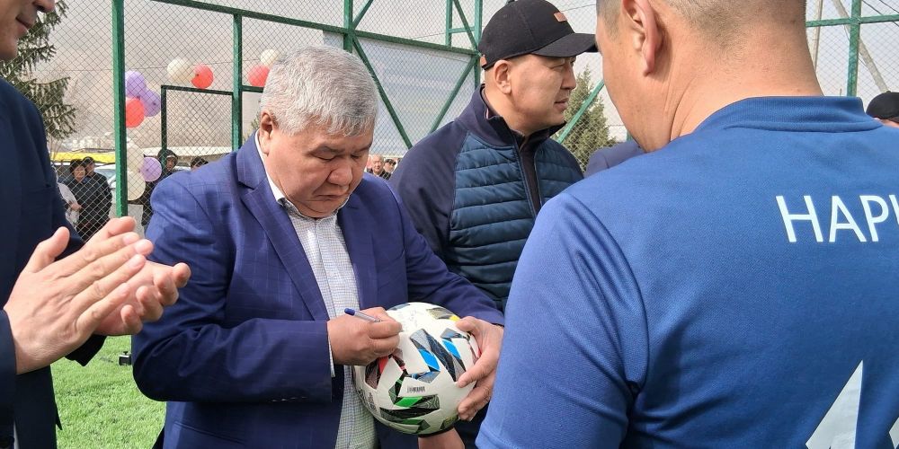 Министр энергетики открыл футбольное поле и зал для сотрудников НЭСК за 2 млн сомов изображение публикации