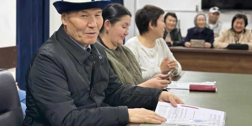 Орунтаев вручил жителям дома на улице К. Акиева в Бишкеке документ о готовности объекта к эксплуатации изображение публикации