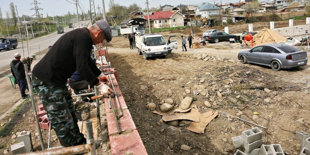 В мэрии Оша показали, как строят современную теплицу изображение публикации