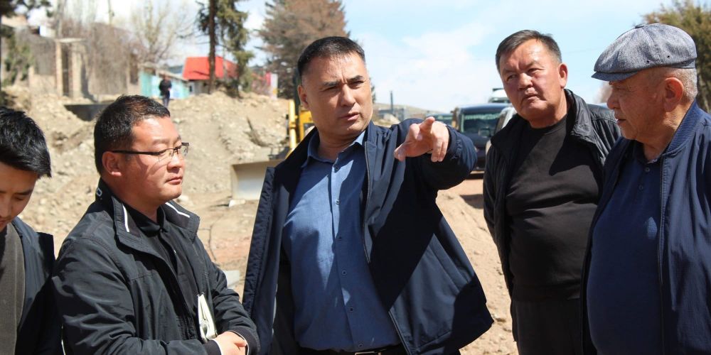 Глава Минтранса потребовал ускорить ремонт центральной трассы в Чолпон-Ате изображение публикации