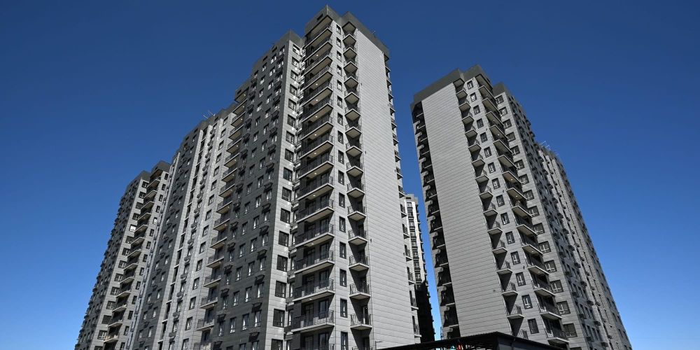 Жапаров вручил ключи от 612 квартир, построенных ГИК на проспекте Айтматова в Бишкеке изображение публикации