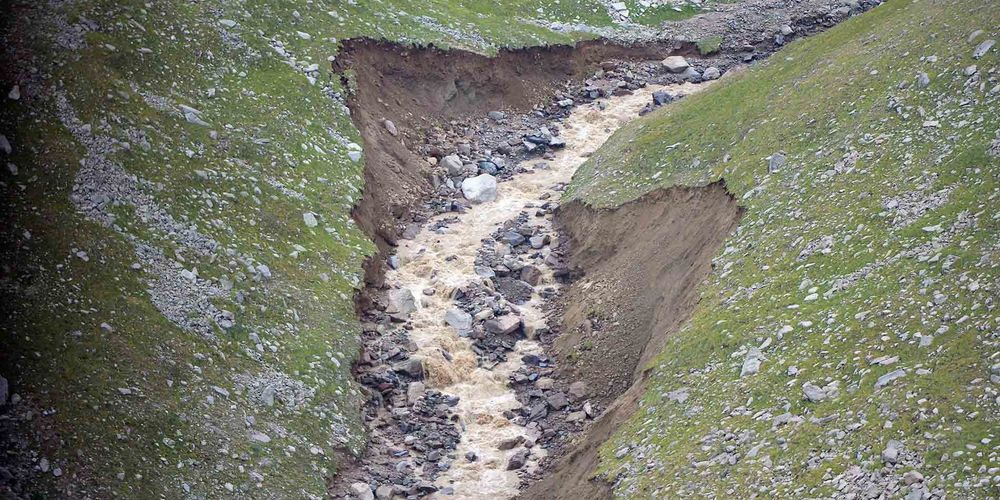 МЧС предупреждает о сходе селевых потоков в горных районах Кыргызстана изображение публикации