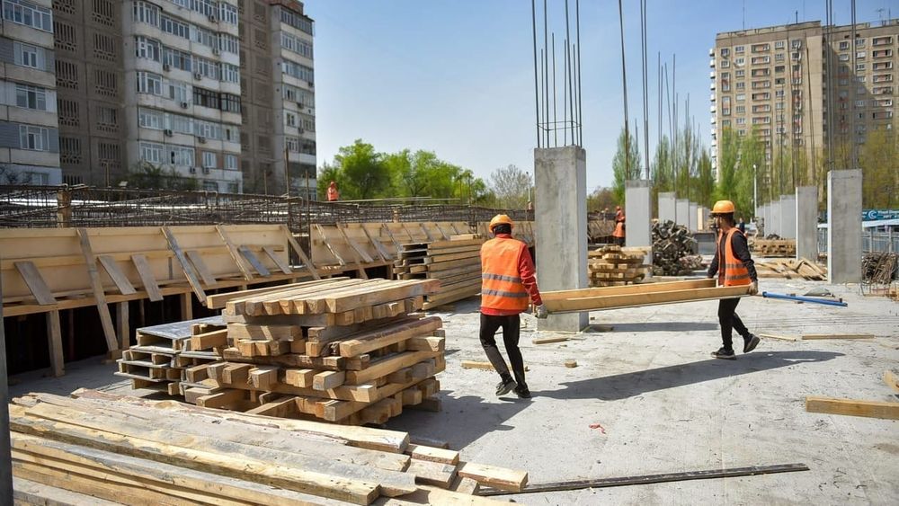 Мэр Бишкека потребовал завершить строительство многоярусной автостоянки на Орто-Сайском рынке до конца мая изображение публикации