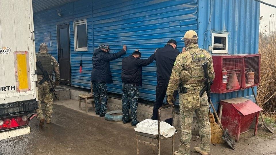Выдавали экзотику за яблоки – ГКНБ разоблачил схему контрабанды с участием сотрудников ГНС и Минтранса изображение публикации