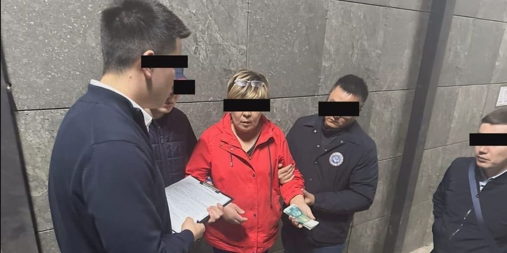 Судмедэксперт из Оша вымогала у иностранца 100 тысяч сомов за выдачу тела сына — она задержана с поличным изображение публикации