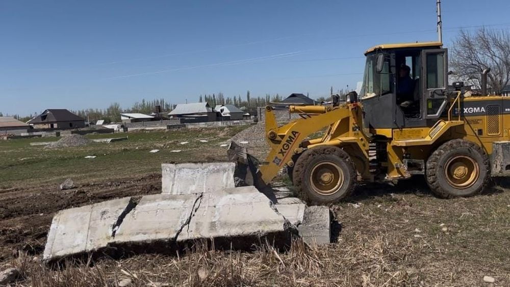 Местный житель самовольно занял участок в Базар-Коргоне и хотел построить дом — строение снесли изображение публикации
