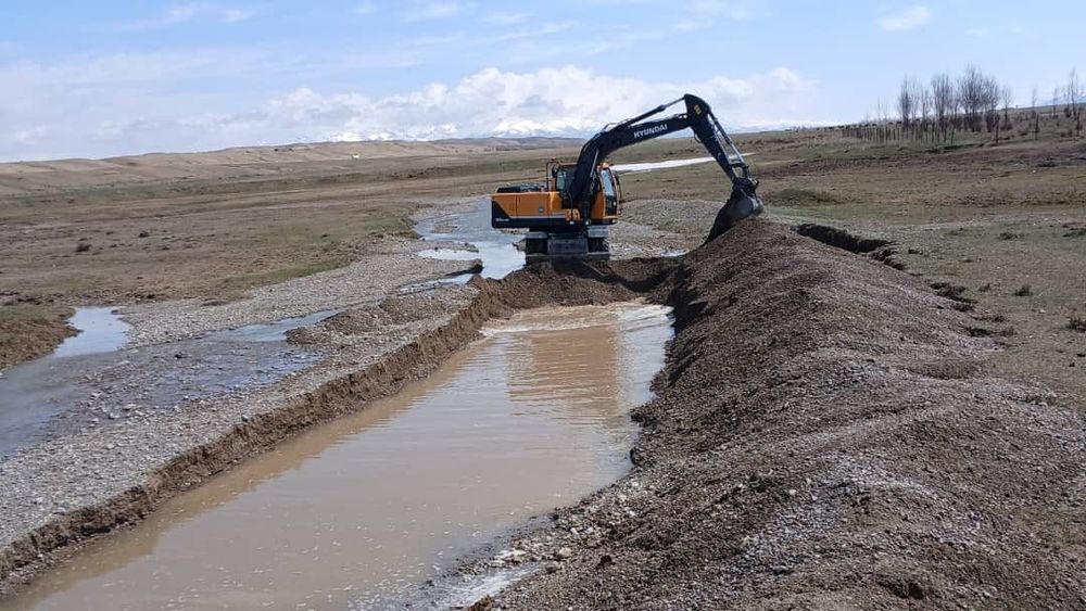 Расчистку каналов, изменение русел рек и укрепление берегов провели в Нарынской области изображение публикации