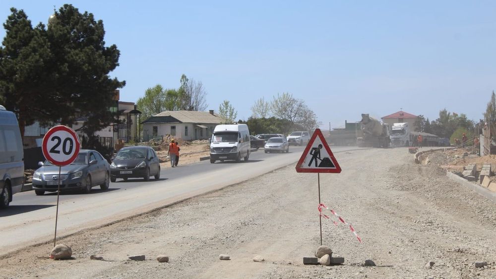На центральной улице Чолпон-Аты укладывают асфальт к летнему сезону изображение публикации