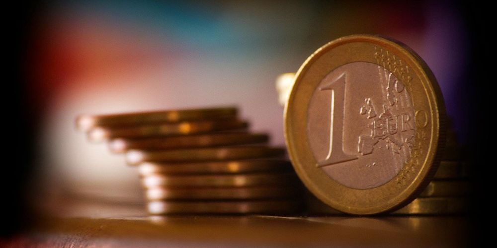 Евро дороже 100 сомов, рубль укрепился — курс валют в Бишкеке на 30 апреля изображение публикации