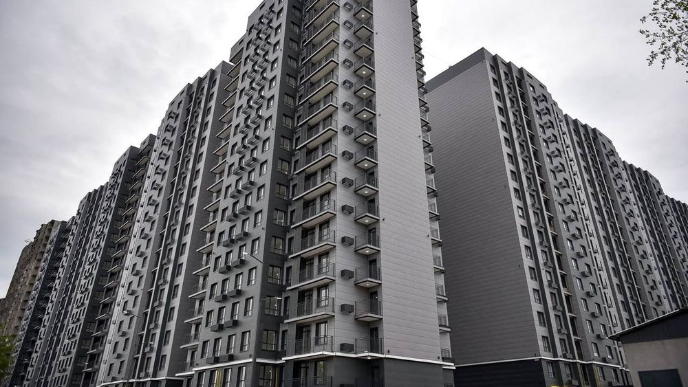 Жапаров вручил ключи от 476 квартир, построенных ГИК на месте колонии в Бишкеке изображение публикации