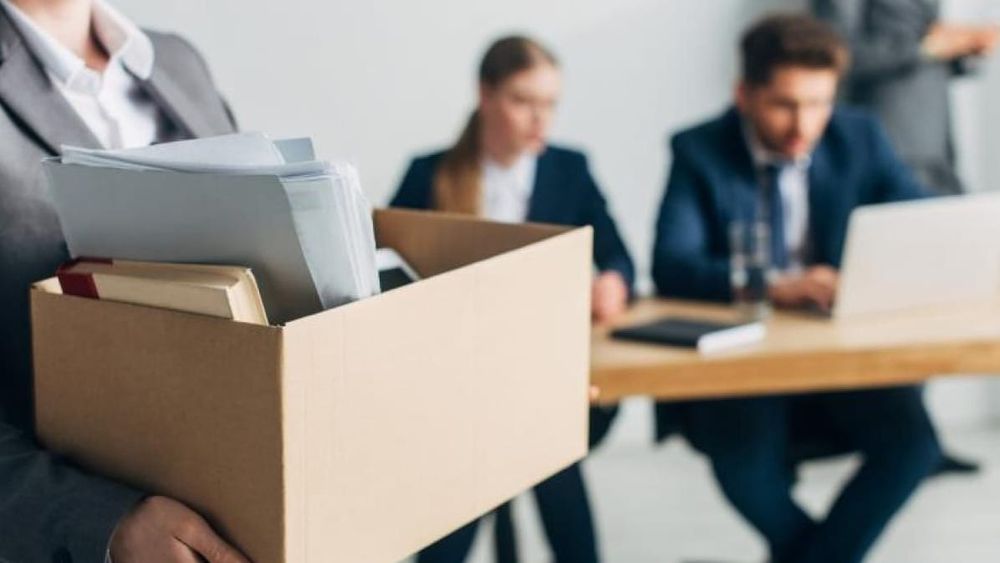 Что делать при незаконном увольнении и можно ли отказаться от опасной работы — разъясняет Минтруда КР изображение публикации