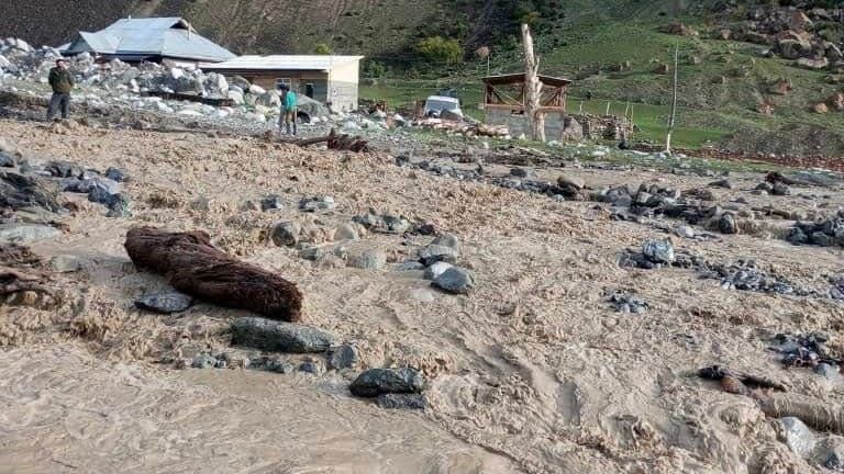 В Ошской области временно закрыт участок дороги Кульцентр – Кичи-Алай из-за селя изображение публикации