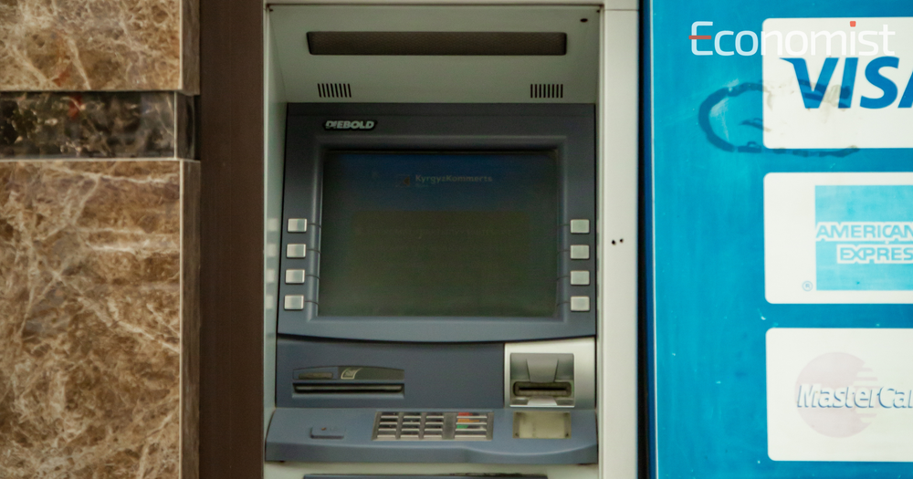 Карты вытесняют кэш: кыргызстанцы сняли за квартал на 70 млрд сомов меньше, безнал взлетел на 72% изображение публикации