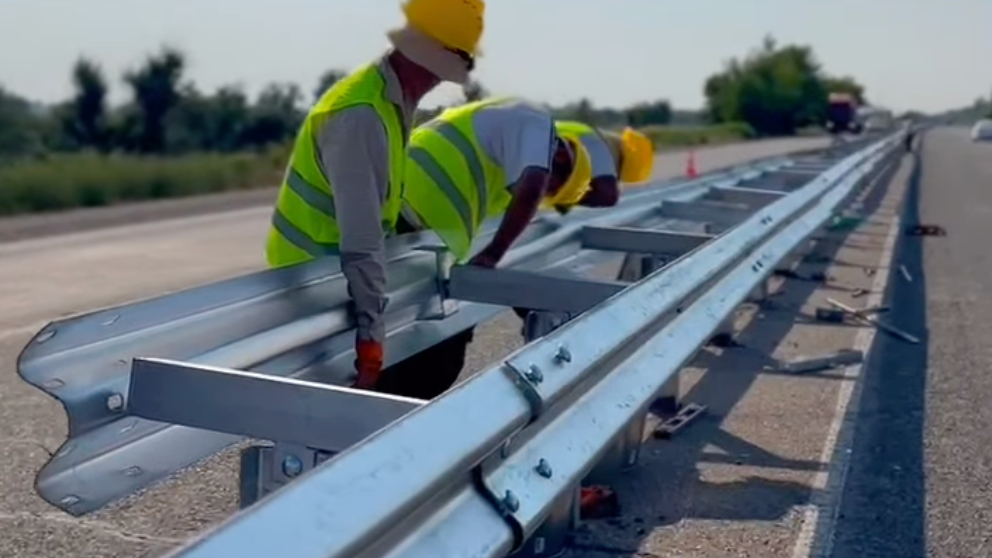 На трассе Бишкек – Нарын – Торугарт Минтранс устанавливает металлические барьеры изображение публикации