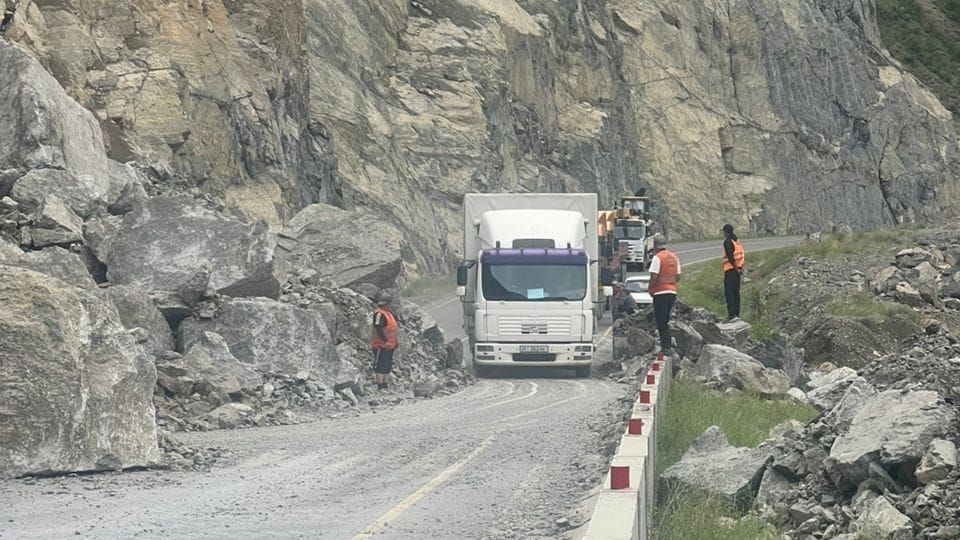 Минтранс расчищает участок трассы Арал – Казарман после обвала камней изображение публикации